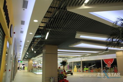 spatiu comercial iluminat cu benzi led