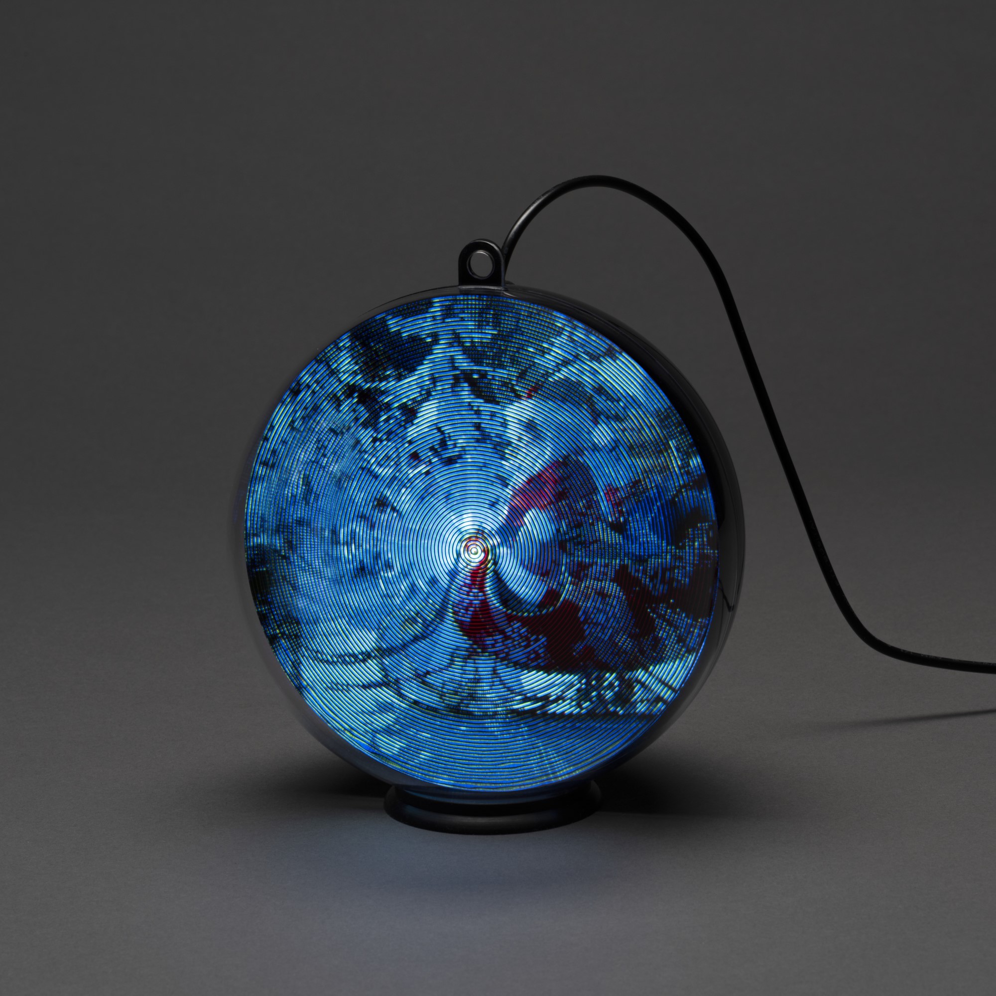 Decoratiune luminoasa  Glob holografic cu LED-uri 3D Konstsmide, Moș Crăciun cu sanie, 64 de LED-uri, 2 ore de temporizare, 15 cm