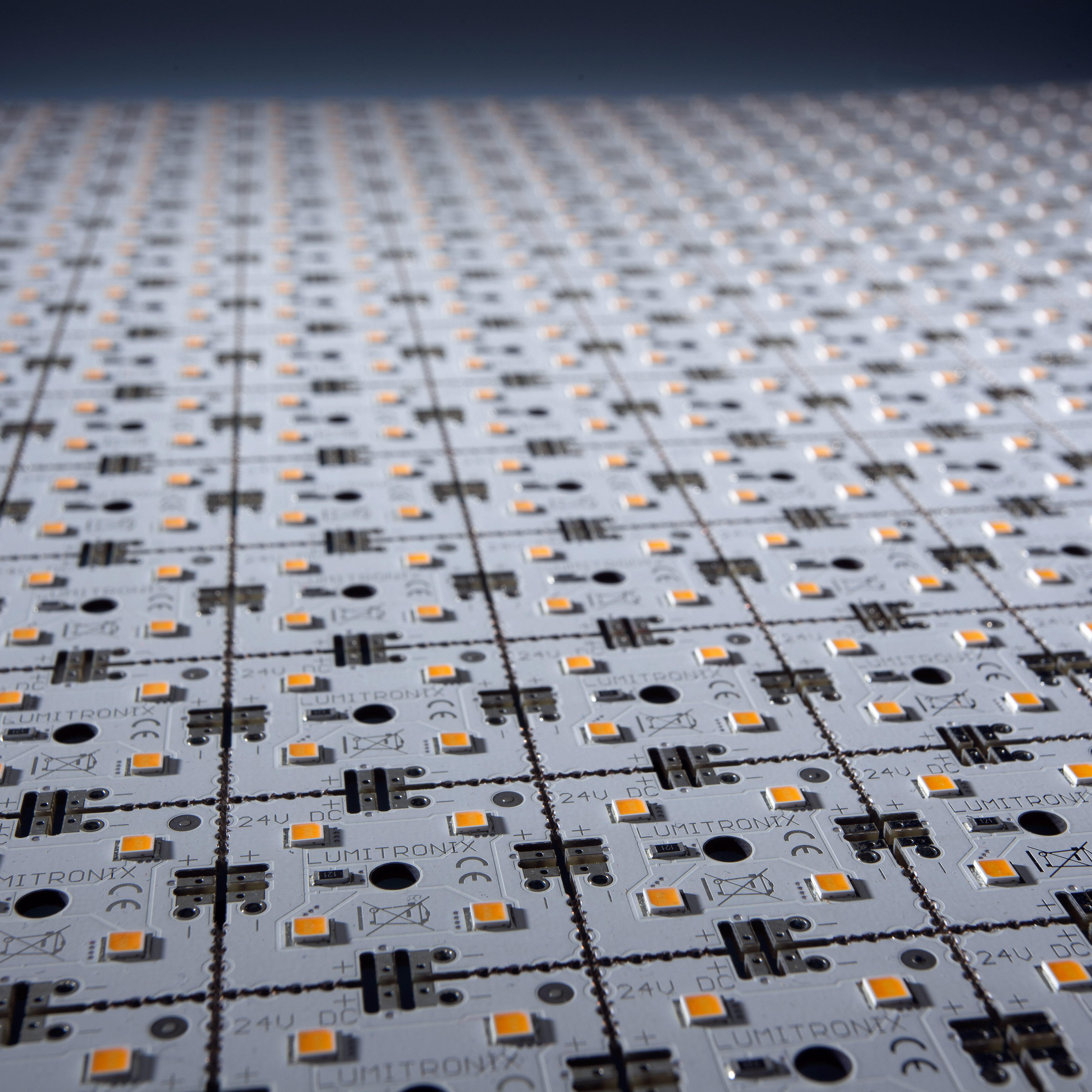 MatrixMini-126-4080 Nichia LED Module (9x14) CRI95 alb Cald 3000K 8875lm 504 LEDs 24V 75.8W 27x42cm (78000 lm/sqm)