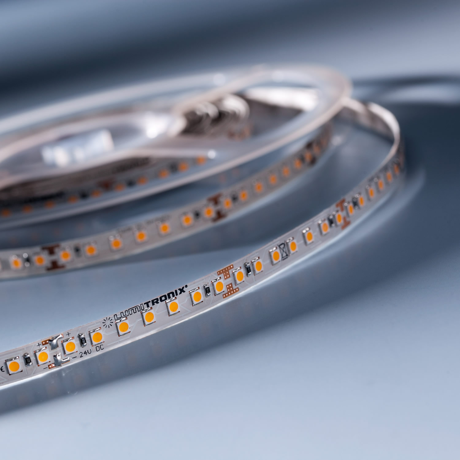 LumiFlex 700 Economy LED Strip alb cald 2700K 3900lm 24V 140 LED-uri/m bobină de 5m (780lm/m 9.6W/m)