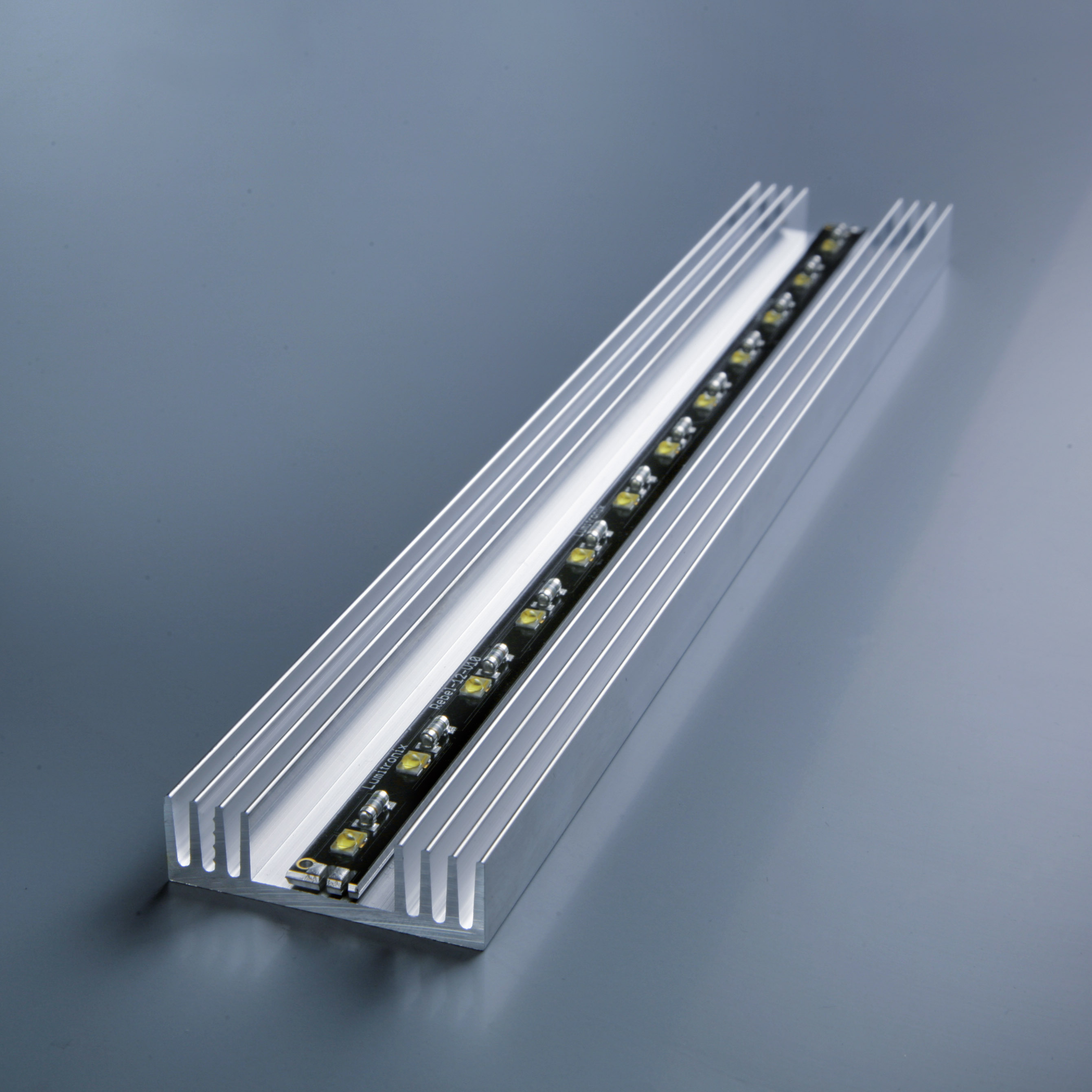 Radiator liniar 27 cm lungime pentru LED-uri <3000lm