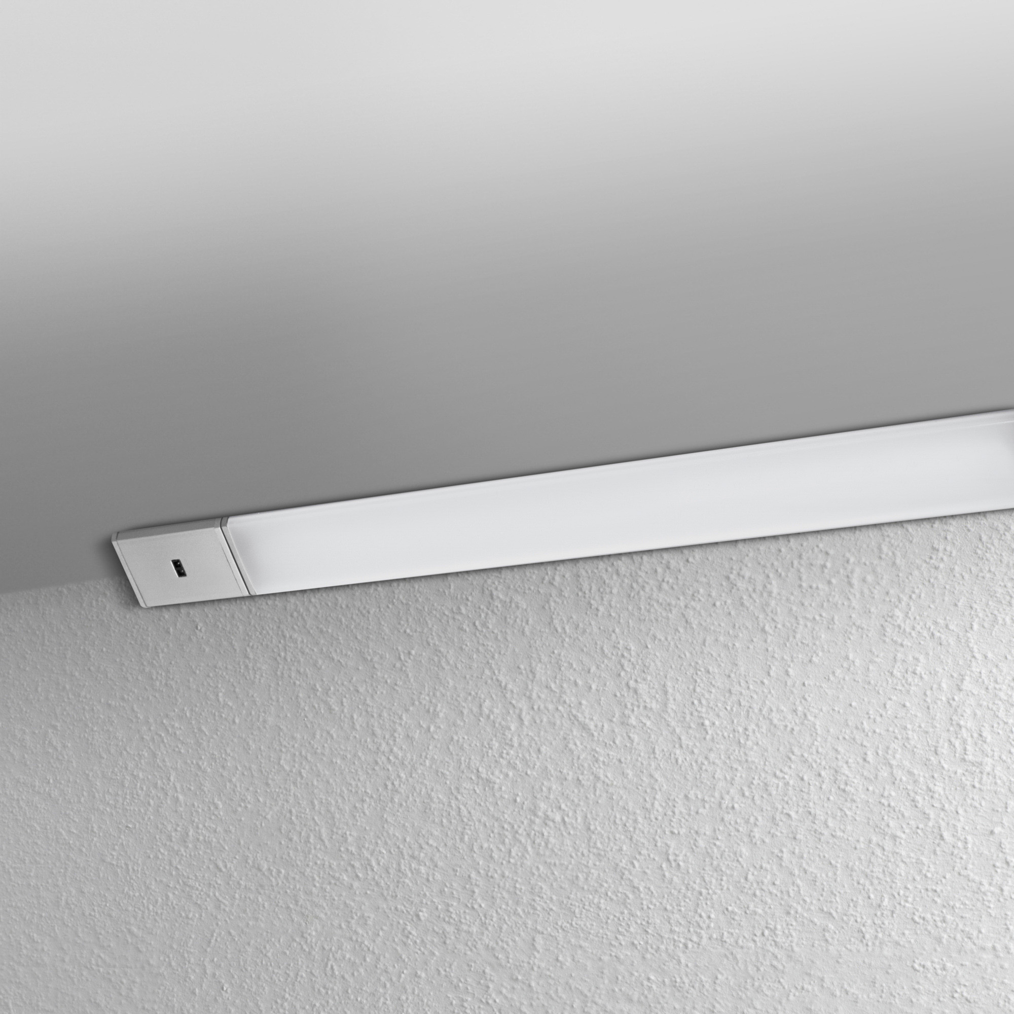 Lampa pentru dulabp LEDVANCE Cabinet LED Colt 55cm 7.5W 480lm 3000K CRI80