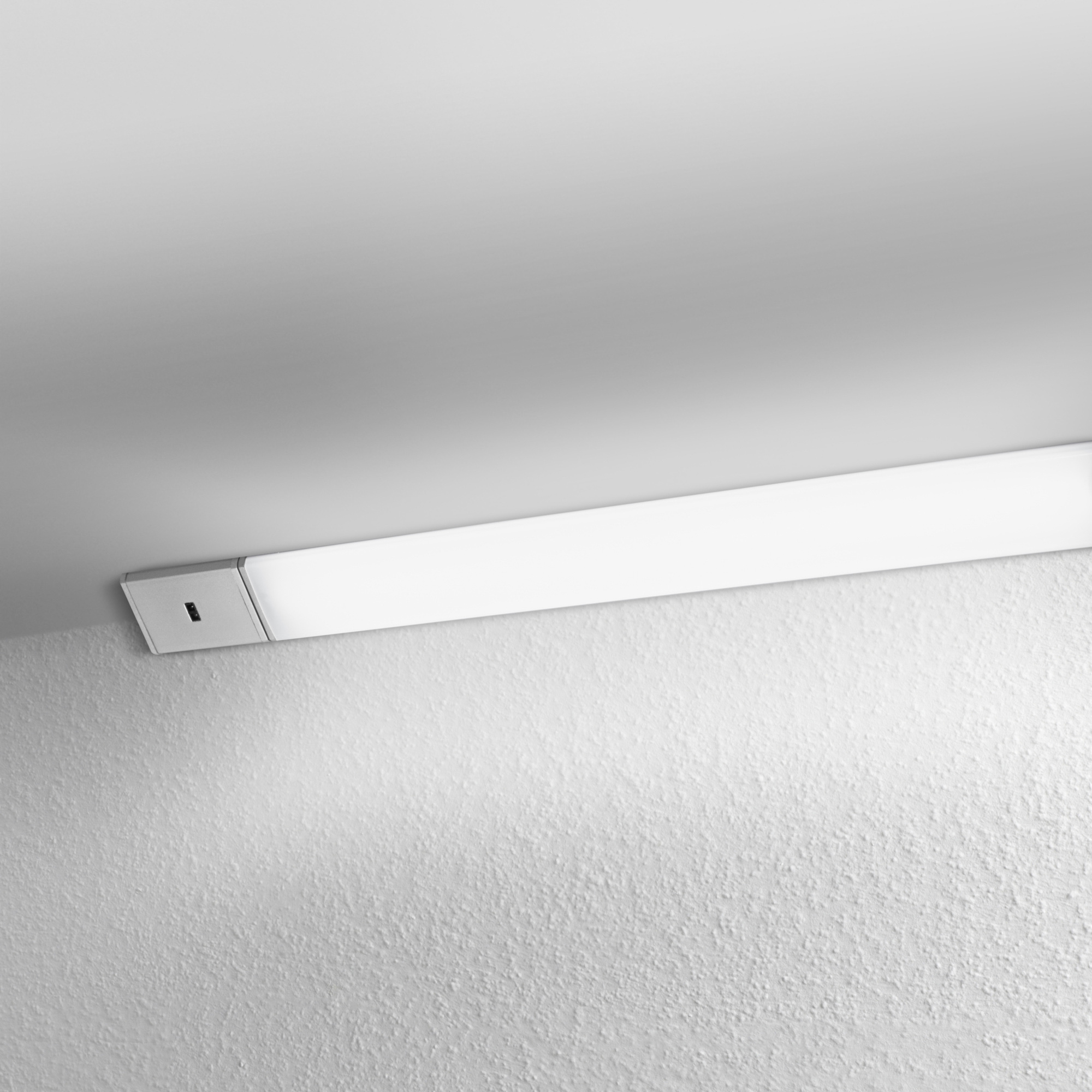 Lampa pentru dulabp LEDVANCE Cabinet LED Colt 55cm 7.5W 480lm 3000K CRI80
