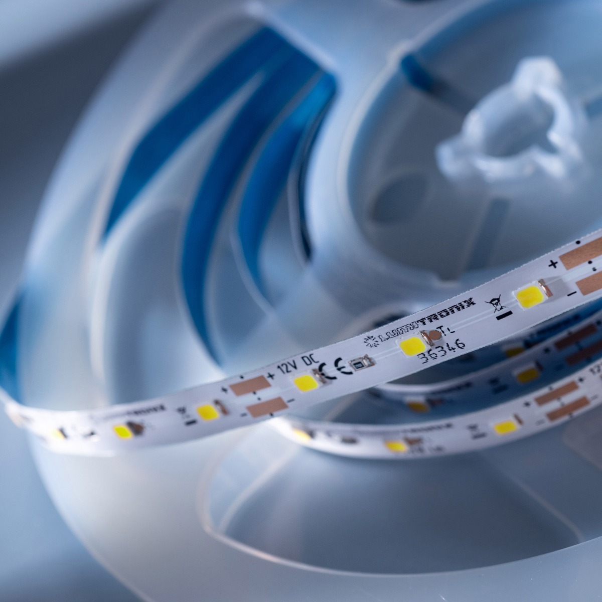 LumiFlex300 Seoul LED Strip alb 4000K 1530lm 12V 60 LED-uri/m rola de 5m (306lm/m și 2.4W/m)