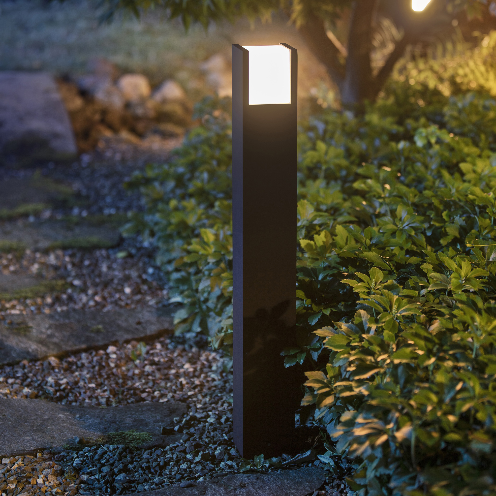 Lampa Philips Hue alb Fuzo LED Path Light negru 1160lm 2700K