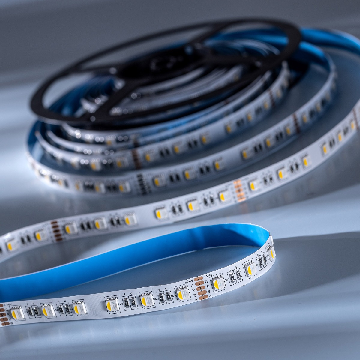 LumiFlex-RGBW-1080 ECO LED Strip RGB-White 4 în 1 CRI70+ 2700K 1500lm 24V 60 LED-uri/m bobină de 5 m